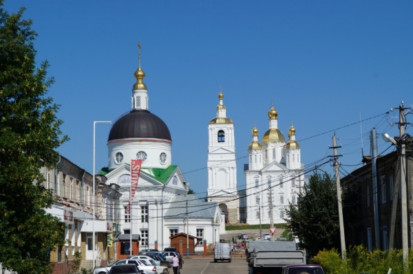 Благовещенская церковь. На переднем плане Церковь Владимирской иконы Божией Матери. Арзамас