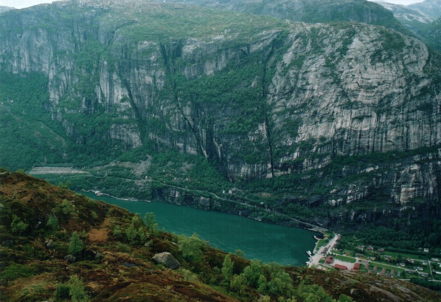    - (Lyse fjord)   Lysebotn