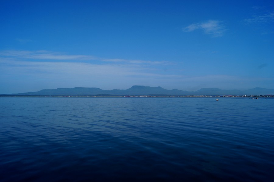 Остров Кунашир с борта теплохода