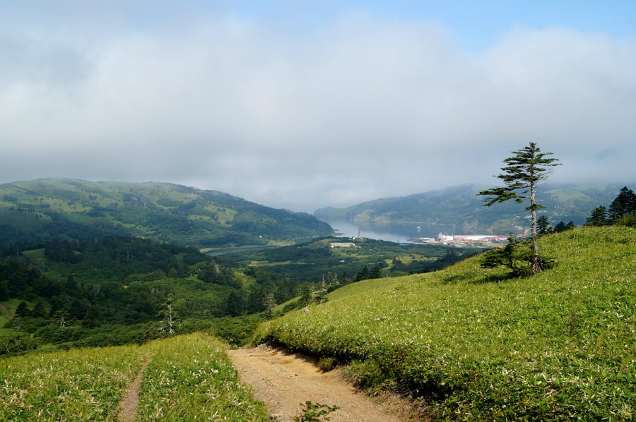 Крабозаводское и вчерашняя Танковая сопка по дороге в Бухту Димитрова. Взгляд назад