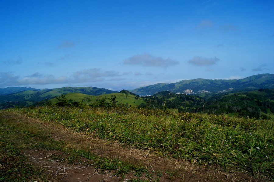 Последний взгляд на Крабозаводское с очередного перевала по дороге в бухту Димитрова