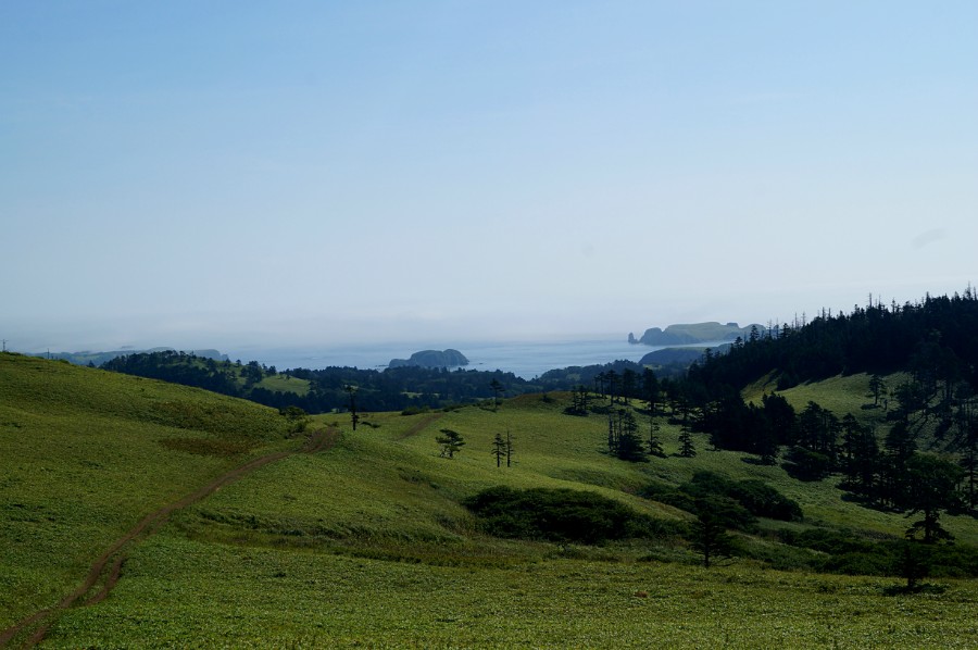 Вид на южную часть бухты Димитрова с островами Дальний и Средний - идти до стоянки еще 4 км