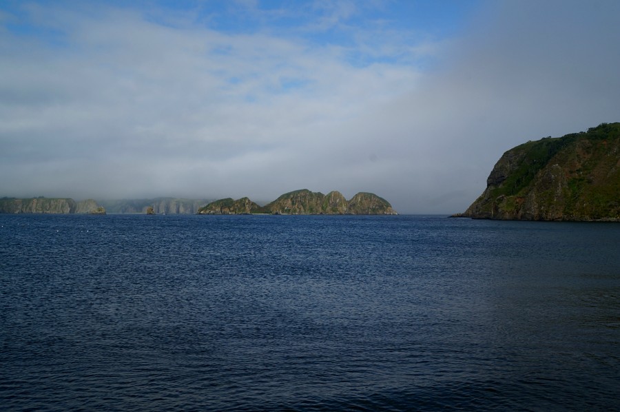 Бухта Димитрова. Впереди остров Средний