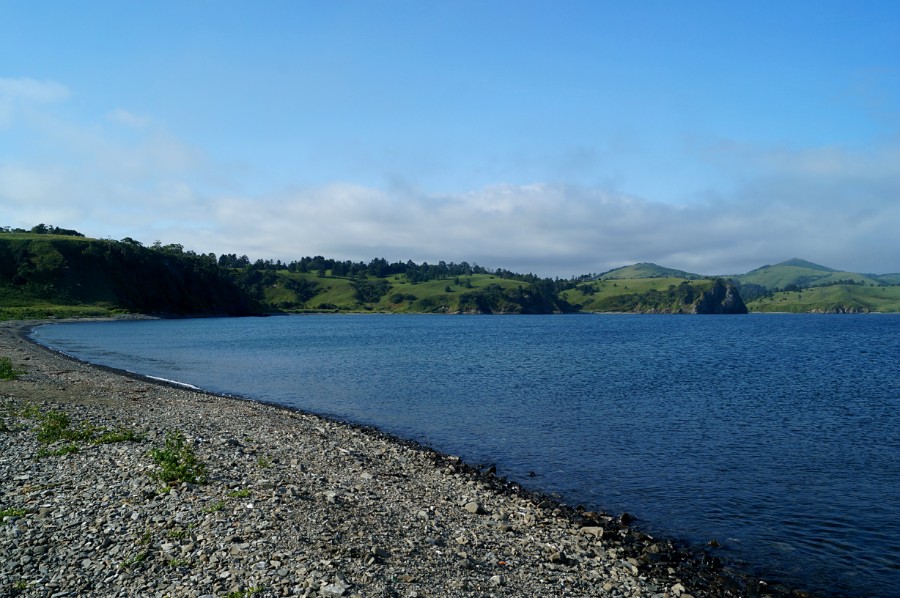 Берег южной части бухты Димитрова. Видны пляжы Первой (самый правый на фото) и Второй речки