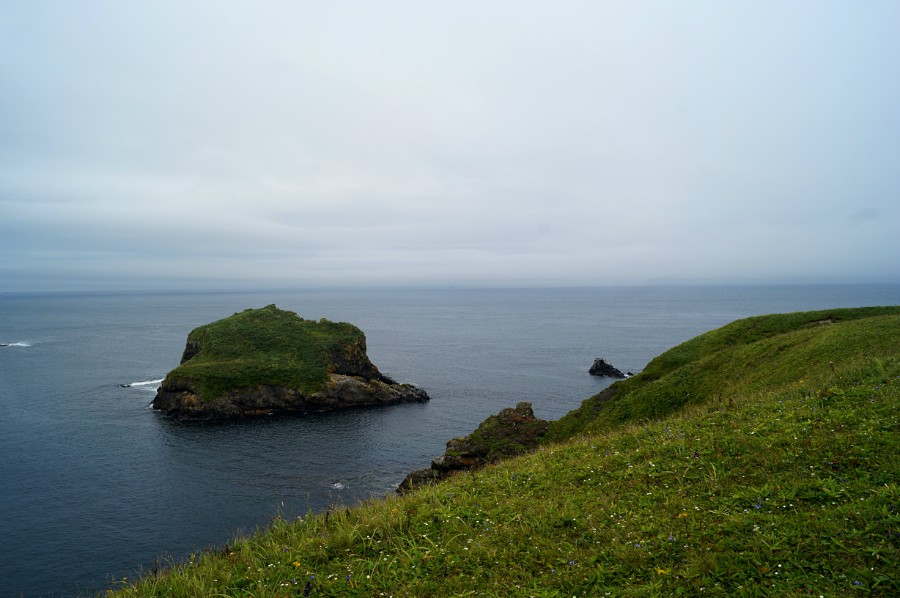 Остров на входе в бухту Крабовая