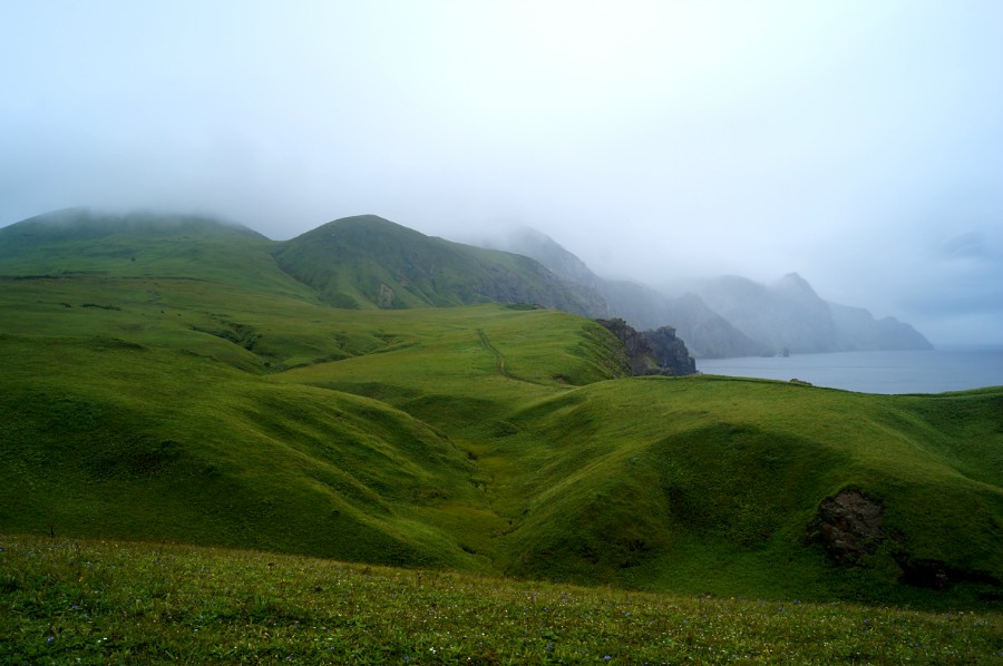 Берег острова Шикотан у мыса