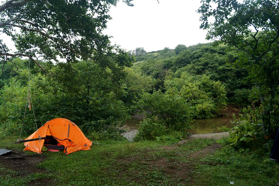 Последняя ночевка на острове Шикотан, недалеко от Малокурильского водозабора, на берегу реки Отрада, которую местные называют Первой речкой (считая от поселка)