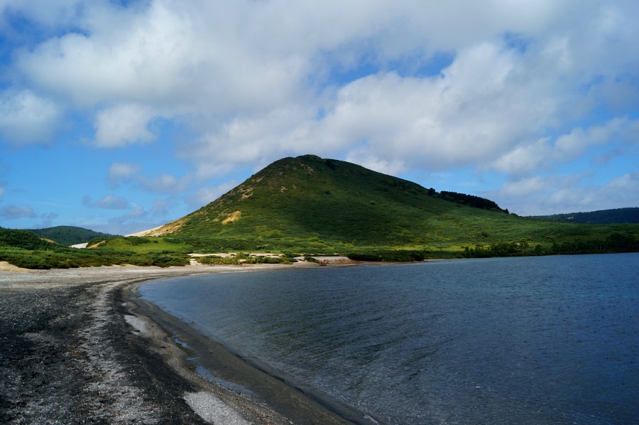 На берегу озера Горячее. В кальдере вулкана Головнина