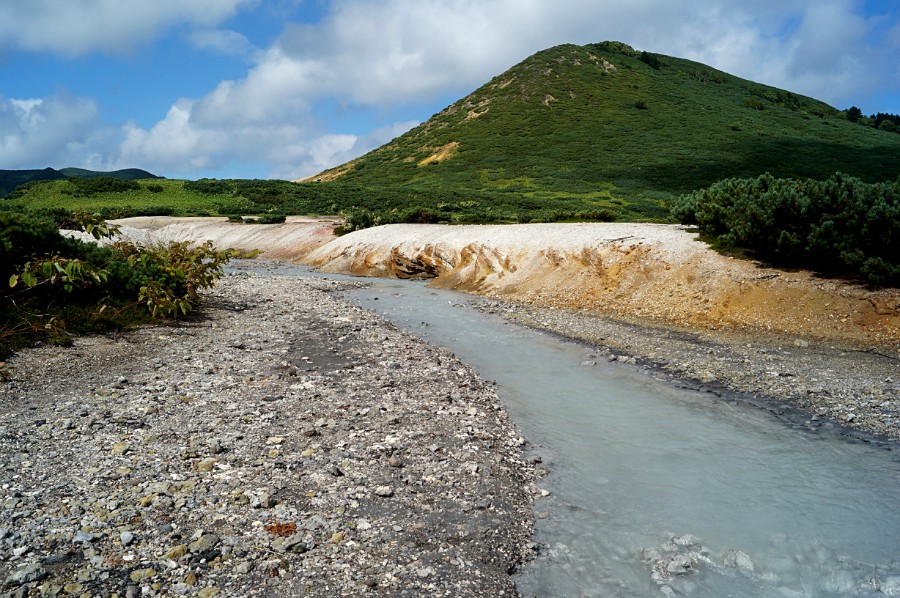 Речка (Японский канал) с теплой водой вытекающей из озера Кипящее в озеро Горячее
