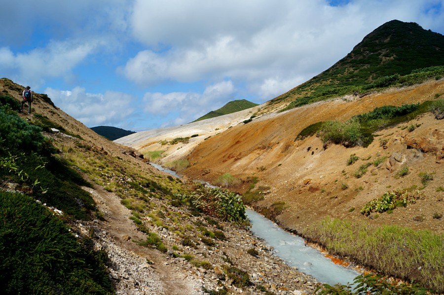 Японский канал между озер Кипящее и Горячее в кальдере вулкана Головнина