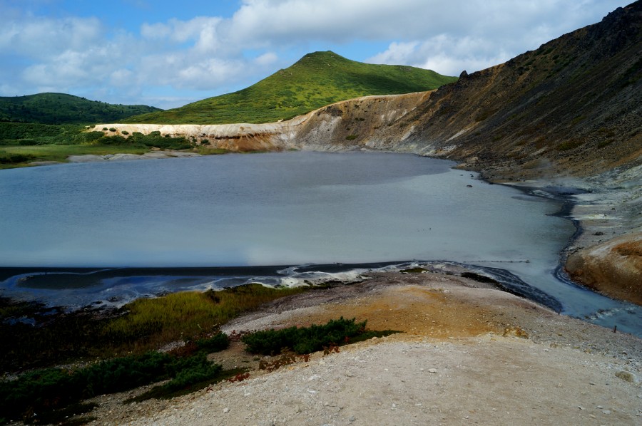 Северный берег озера Кипящее. Справа, у склона
