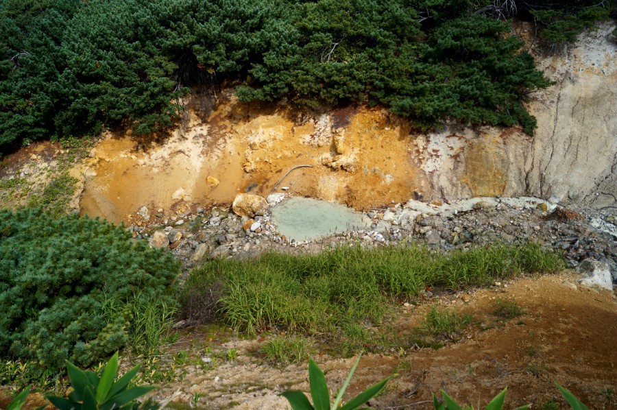 Искуственная ванночка с горячей водой на склоне вулкана Менделеева