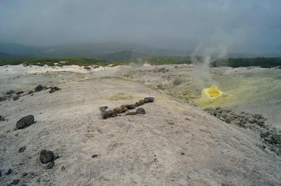 Каменная стрелка указывающая на начало тропы к вершине вулкана Менделеева