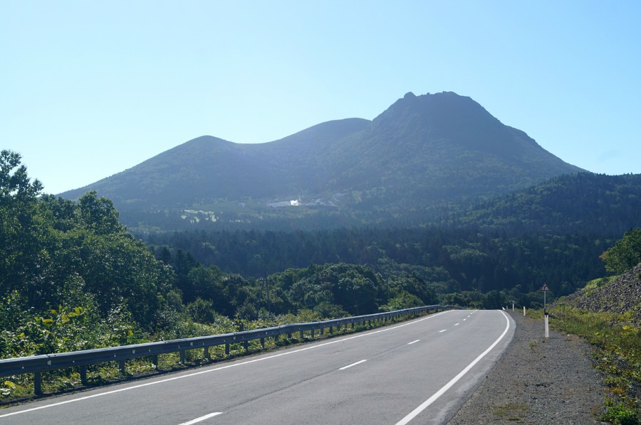 Вулкан Менделеева. Белое пятно на его склоне - северо-западное Сольфатарное (Фумарольное) поле