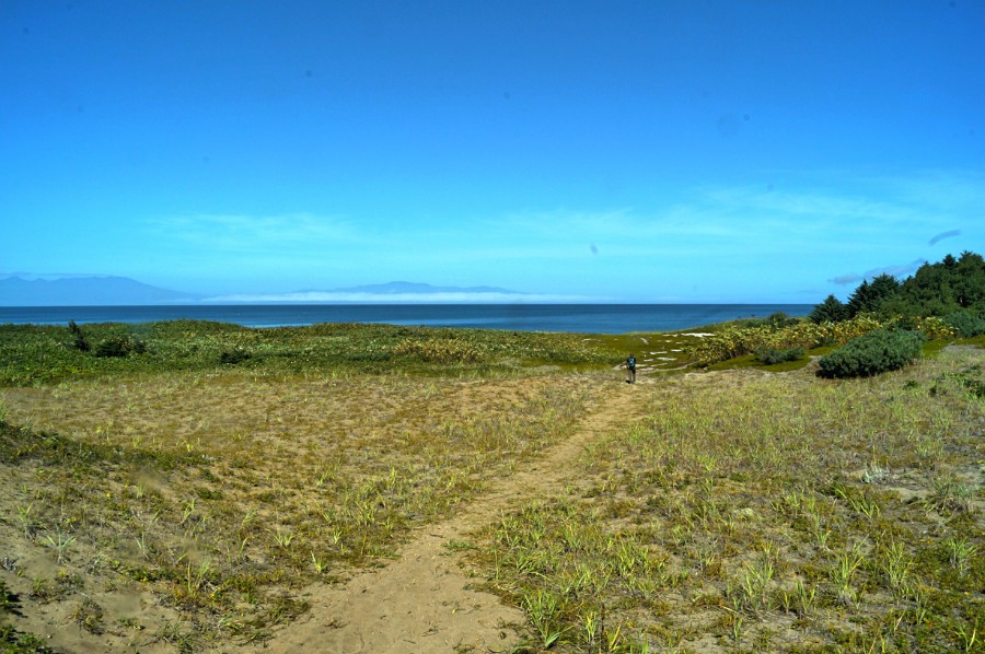 Выход Столбовской тропы к морю. На горизонте Япония