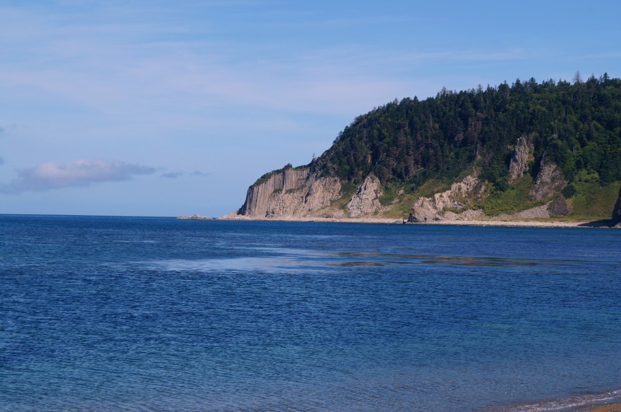 Мыс Столбчатый. Фото с берега моря, недалеко от стоянки