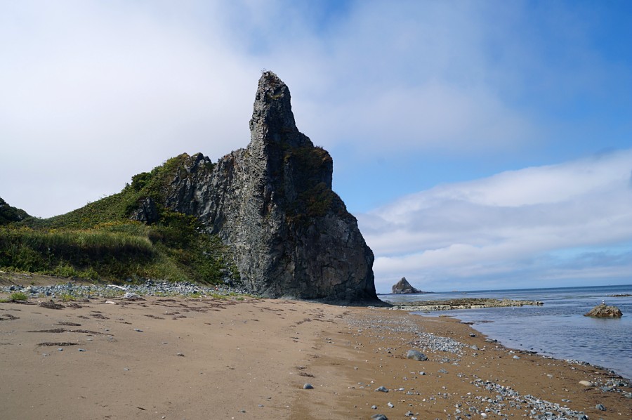 По дороге в дачный поселок Третьяково. Скала перед мысом Круглый