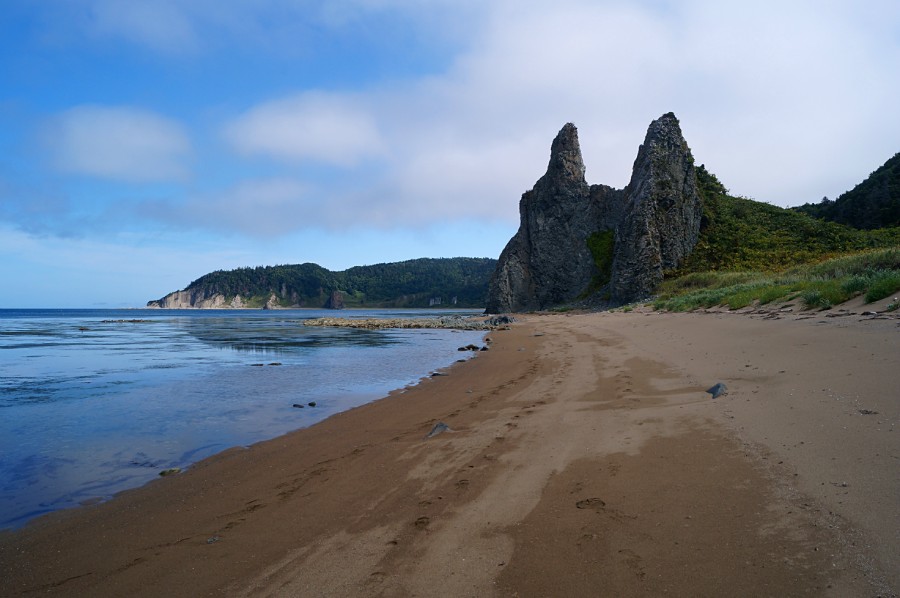 Вдали мыс Столбчатый