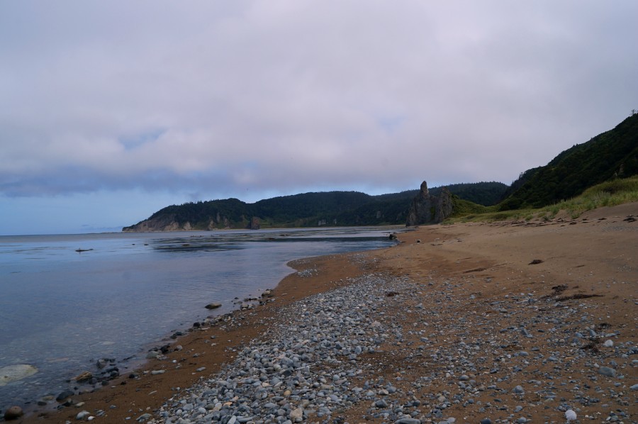 Фото от мыса Круглый в сторону мыса Столбчатый