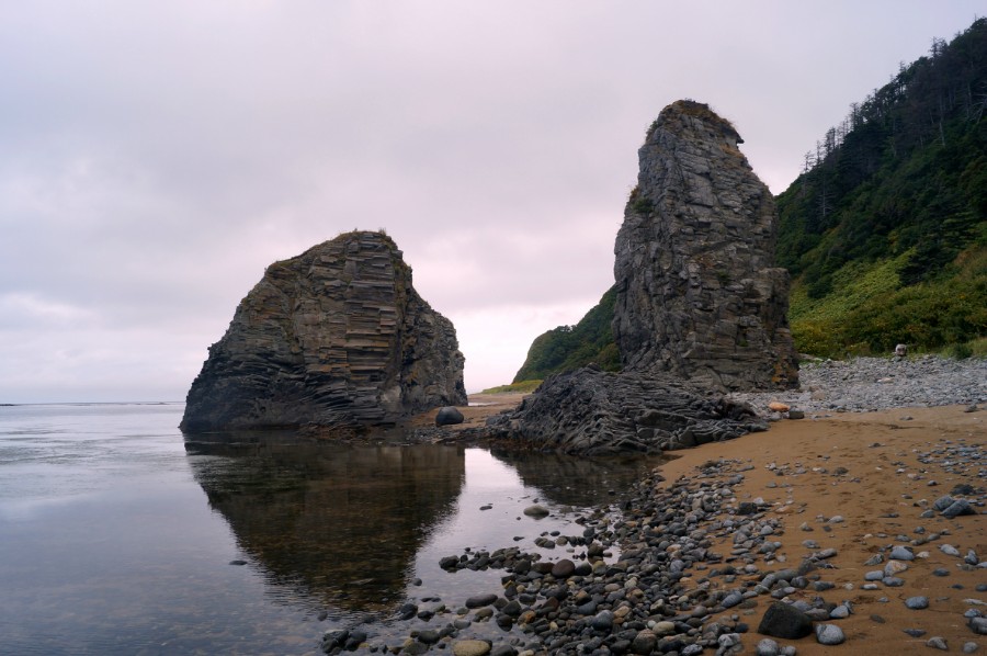 Скалы по дороге на мыс Столбчатый. Фото в сторону поселка 13 километр
