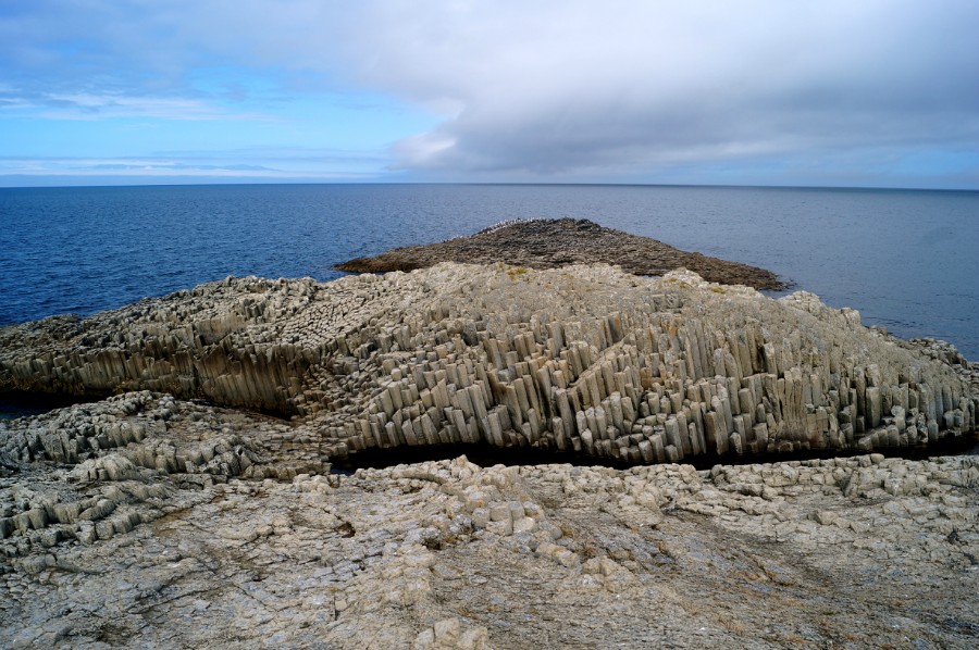 Базальтовые столбы-карандаши на мысе Столбчатый