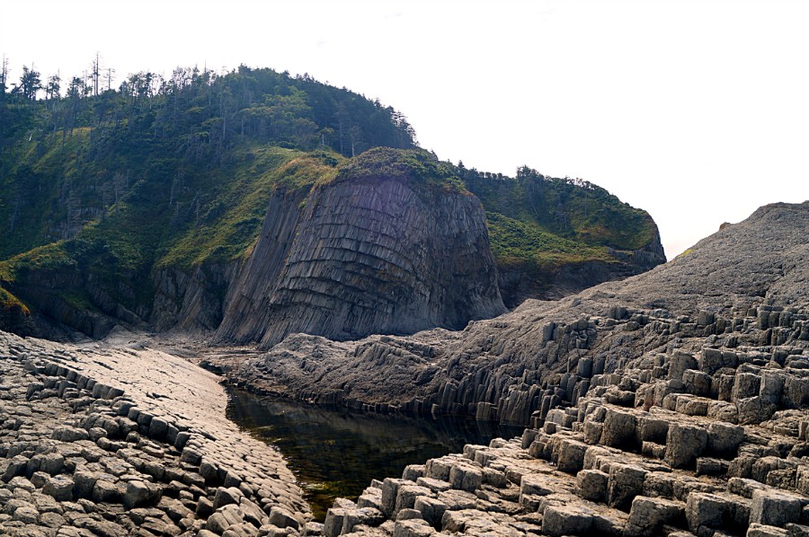 Довольно глубокие чаши с морской водой в которых можно искупаться