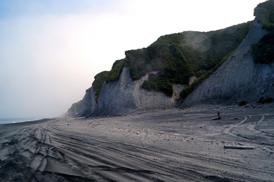 Белый песок - варцевый. Черный титано-магнетитовый, налипающий на магнит, как металическая струшка