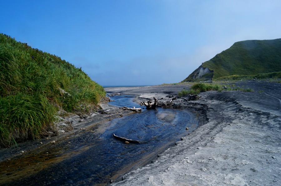 Ручей Пемзовый впадающий в море у начала Белых скал