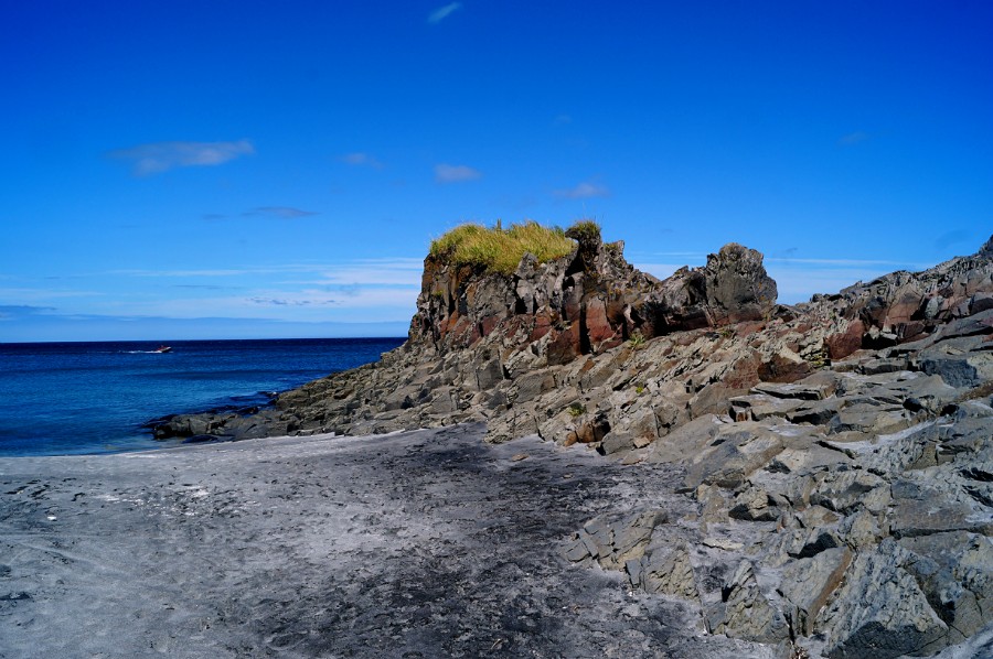 На Черных скалах - таких лавовых структур рядом несколько