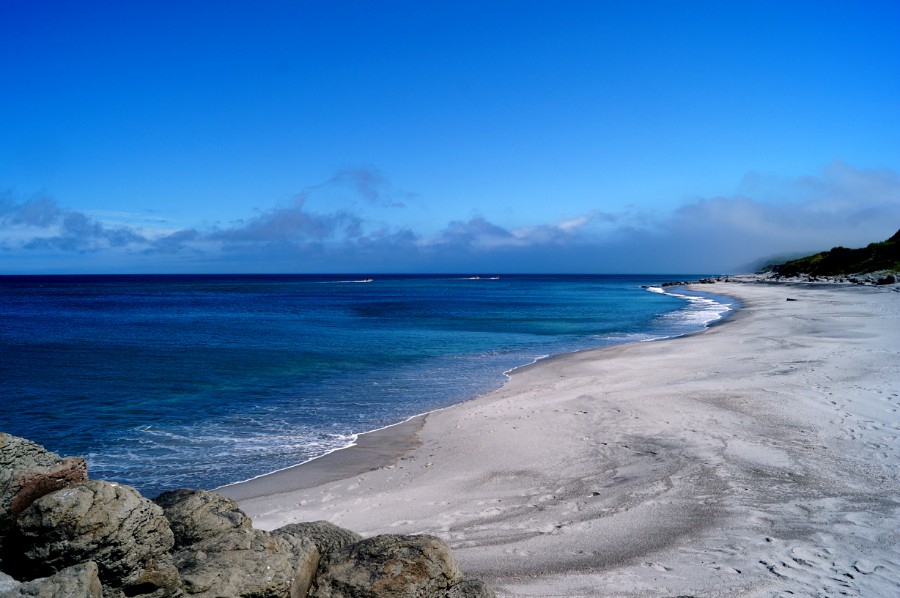 Серо-графитовый песчаный пляж у Черных скал