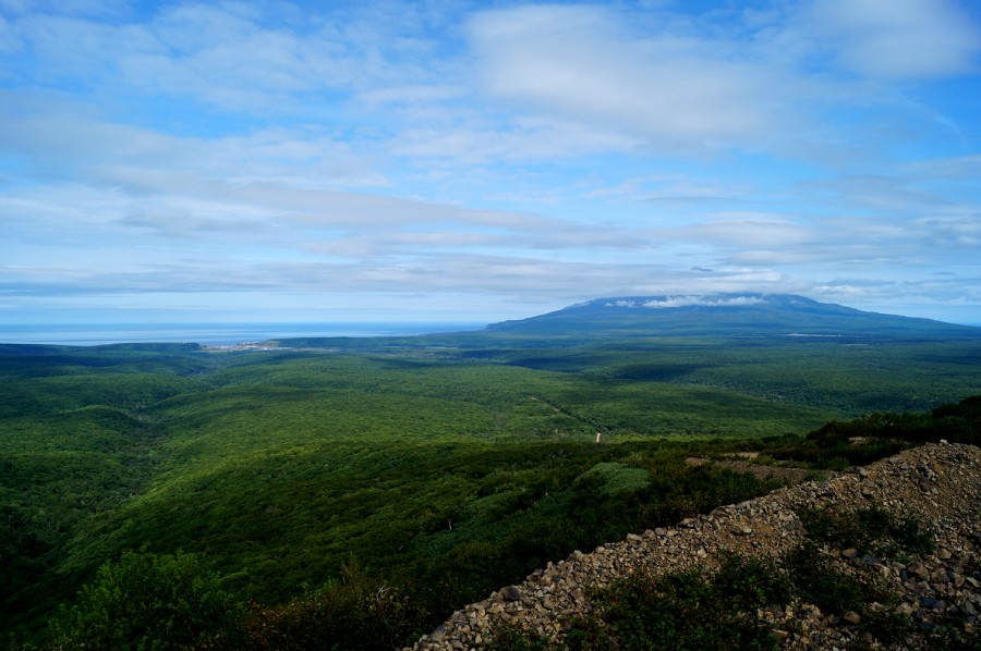 Курильск и вулкан Богдана Хмельницкого со смотровой площадки по дороге на вулкан Баранского
