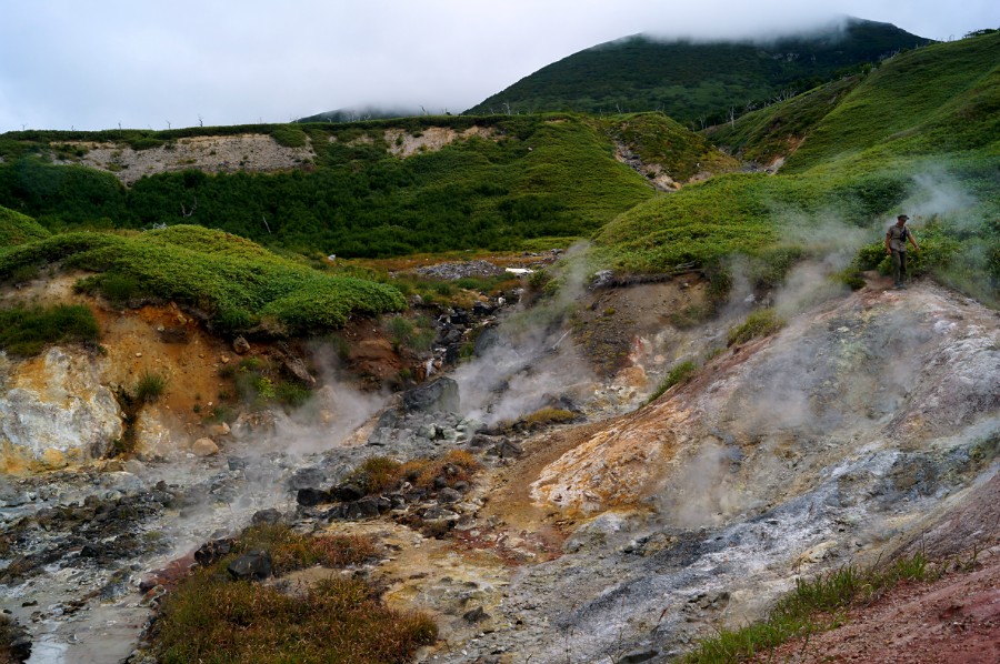 Долина с термальными источниками на вулкане Баранского