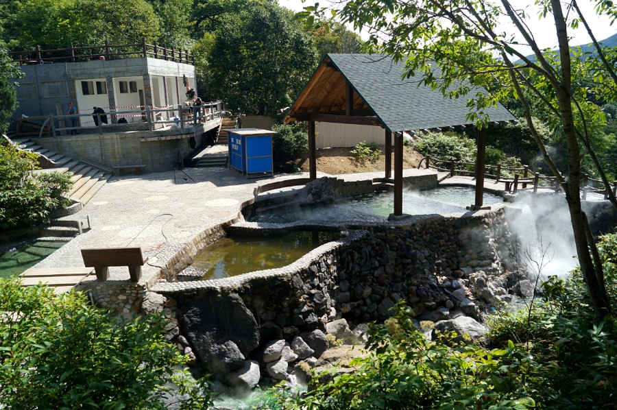 Платные термальные, горячие ванны на склонах вулкана Баранского