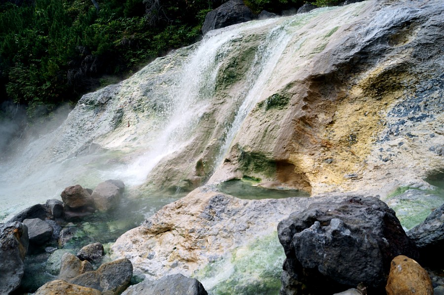 Водопад с ванночками с горячей, термальной водой