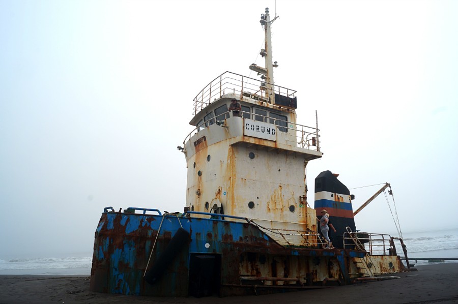 На берегу залива Касатка. Выкинутый во время шторма и затянутый песком буксир. Фото 2