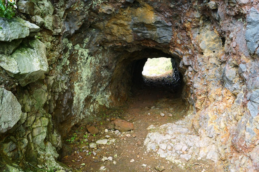 Туннель в скале Чёртовка прорубленный японцами. Вид с другой стороны