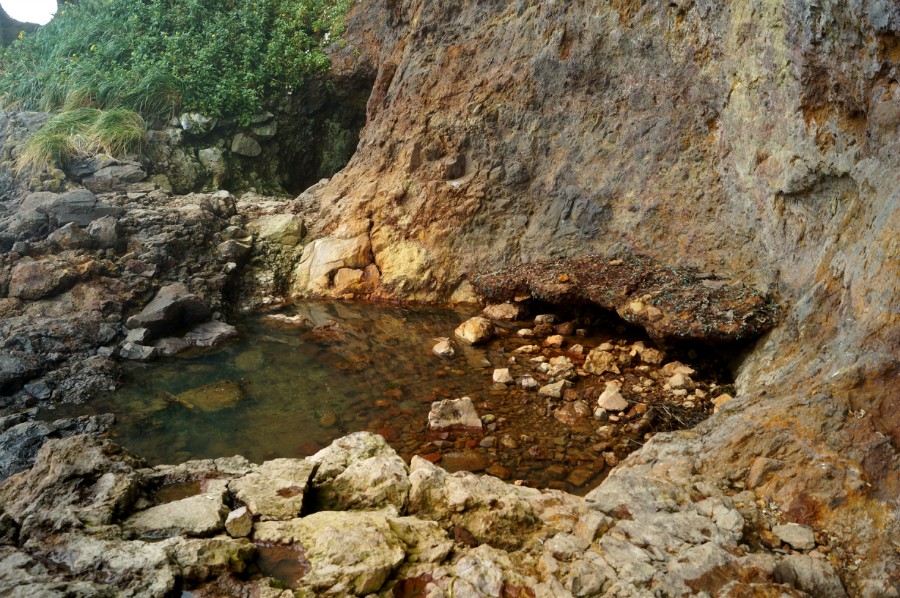 Справа на фото полка из окаменевших гильз. Когда то здесь стоял Японский пулемет