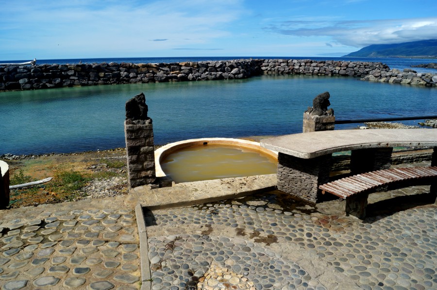 Ванночки с горячей термальной водой, недалеко от Курильска
