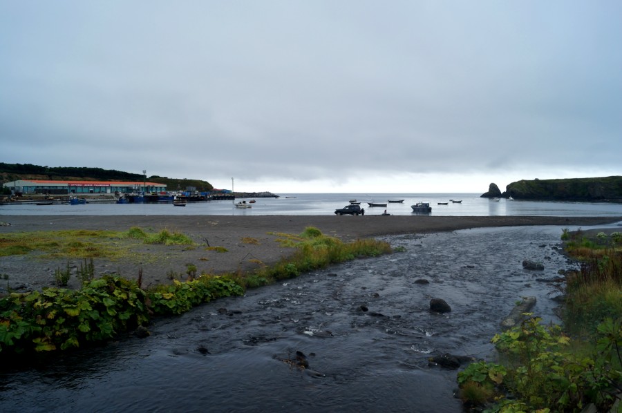 Вид с моста через реку Оля на бухту Оля с рыб. заводом в Рейдово